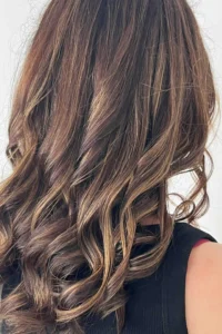 Friseur Atelier by Jessica Stöhr - Wo Haare Herzenssache sind. Für jeden einzigartig, für alle perfekt – Stil und Spaß für die ganze Familie. - Vorher - Nachher - Langhaarliebe - Erleben Sie den Unterschied. Unsere professionellen Schnitte, Farben und Stylings verwandeln Ihr Haar – sichtbar, individuell und typgerecht. Langhaarfrisur lockig nachher