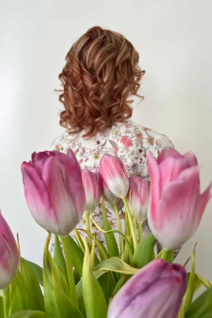 Willkommen bei Friseur Atelier by Jessica Stöhr - Wo Haare Herzenssache sind. Für jeden einzigartig, für alle perfekt – Stil und Spaß für die ganze Familie. Langhaarfrisur gelockt